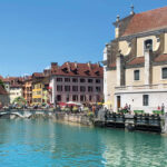 Vista dei canali del centro storico di Annecy con il Palais de lIsle e facciate storiche