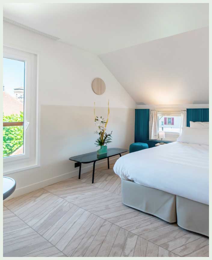 Camera tripla di charme all’Hôtel Palais de l’Isle di Annecy, luminosa ed elegante