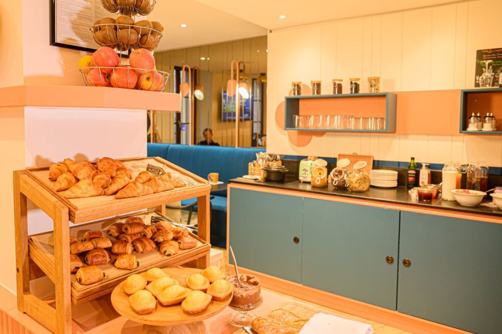 Buffet de viennoiseries et boissons en salle de restaurant