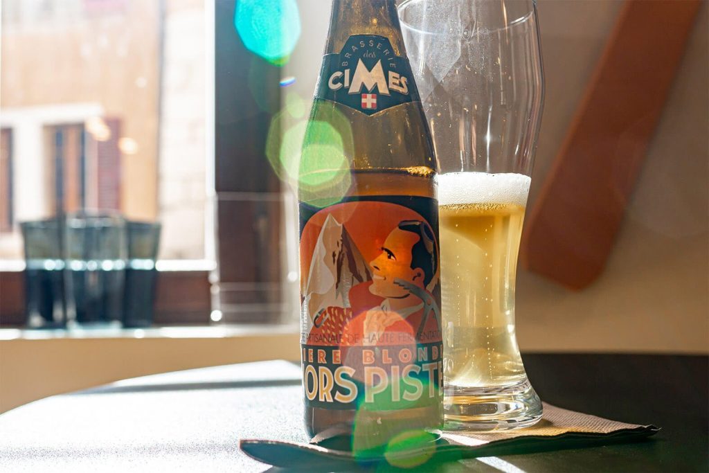 Birra servita al bar dell'hotel Palais de l'Isle ad Annecy