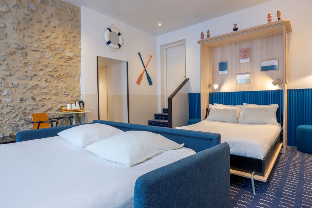 Family suite with double bed and sofa bed at Hotel Palais de l'Isle